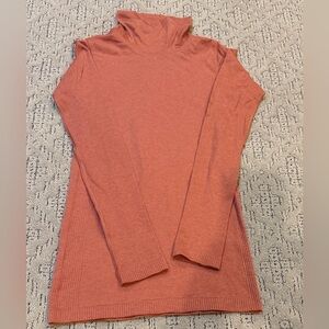 Lululemon Yin Vibes Turtleneck in the color Copper Clay size 4